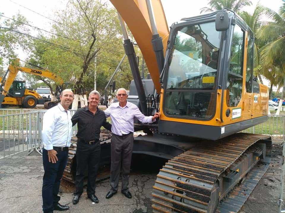 Prefeito Oziel foi a Salvador para trazer novos maquinários através do CIMA